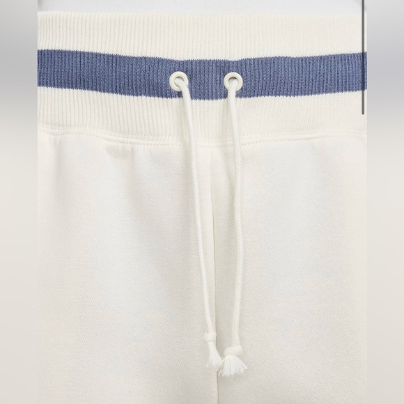 Nike Sportswear Phoenix Fleece Heritage
Women's High-Waisted Shorts - Picture 4 of 8